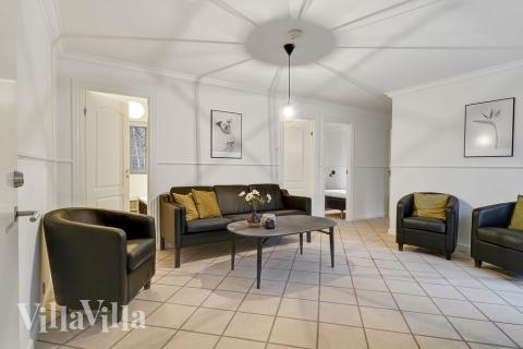 I kan sagtens side 22 personer sammen i sommerhusets opholdsrum, når I besøger luksushus 414 i Nordsjælland.