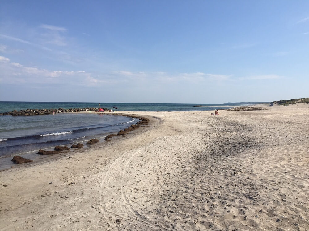 Stranden nær luksushus nr. 414 i Nordsjælland indbyder til en gåtur.