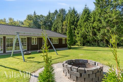 Ud over de mange timer, man kan bruge i husets pool-afdeling, så byder luksushus 414 også på mange udendørs aktiviteter