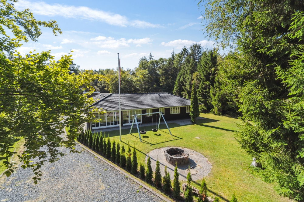 I Nordsjælland ligger dette fine poolhus nr. 414 med plads til 22 personer.
