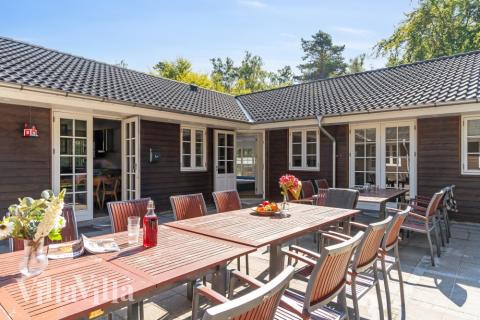 På terrassen i sommerhus nr. 414 er der plads til 22 personer.