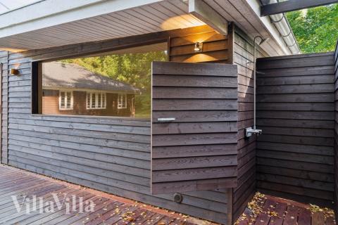 I det attraktive aktivitesrum i luksushus nr. 414 i Nordsjælland  er der masser af udendørs aktiviteter, f.eks. legetårn og gynge