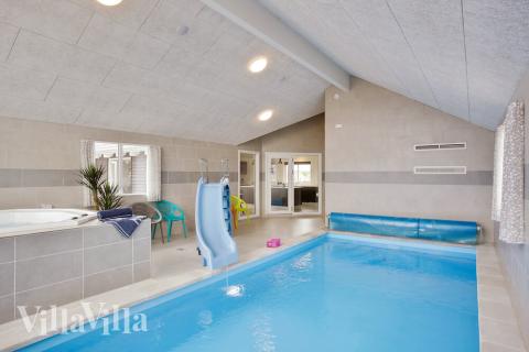 Den lækre pool i luksushuse nr. 430 til 30 personer