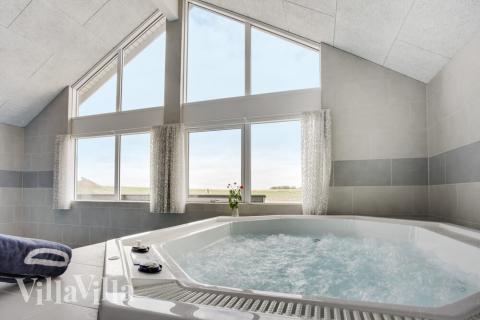 Nyd varmen i spaen i luksushus nr. 430 i Fyn og øer