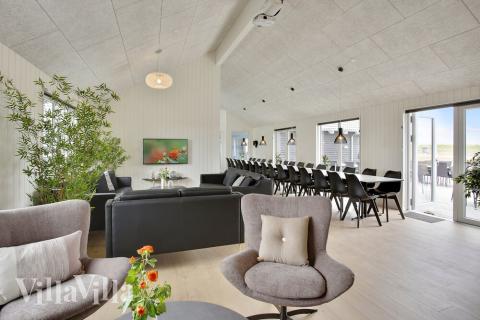 I kan sagtens side 30 personer sammen i sommerhusets opholdsrum, når I besøger luksushus 430 i Fyn og øer.