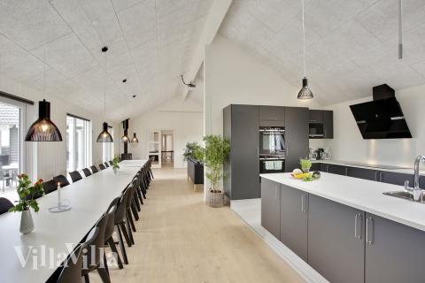 Det store lyse opholdrum i luksushus nr. 430 til 30.