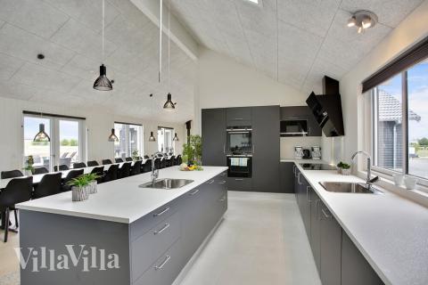 Køkkenet i luksushus nr. 430 er udstyrret, så I let kan lave mad til 30 personer.