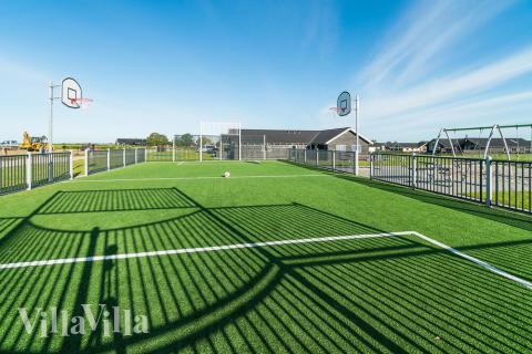 I det attraktive aktivitesrum i luksushus nr. 430 i Fyn og øer  er der masser af udendørs aktiviteter, f.eks. legetårn og gynge