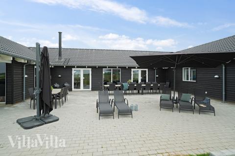 Luksushus nr. 430 har en dejlig terrasse med gode havemøbler til 30 personer.