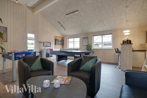 Luksushus 425 til 16 personer byder på et stort aktivitetsrum med bl.a. billard og dart