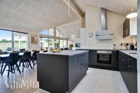 Køkkenet i luksushus nr. 425 er udstyrret, så I let kan lave mad til 16 personer.