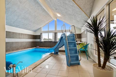 Sommerhus 425 er indrettet med en lækker poolafdeling med vandrutsjebane, dejlig stor indbygget spabad og sauna