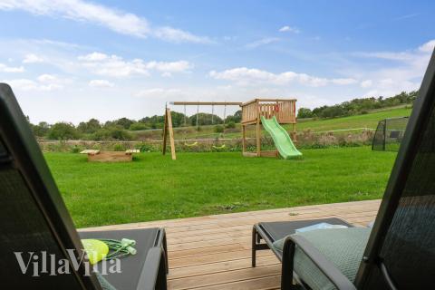 Luksushus nr. 425 har en dejlig terrasse med gode havemøbler til 16 personer.