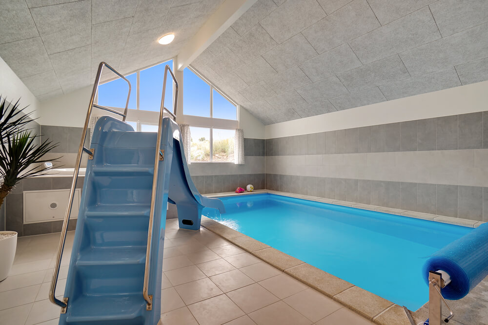 Sommerhus 426 er indrettet med en lækker poolafdeling med vandrutsjebane, dejlig stor indbygget spabad og sauna