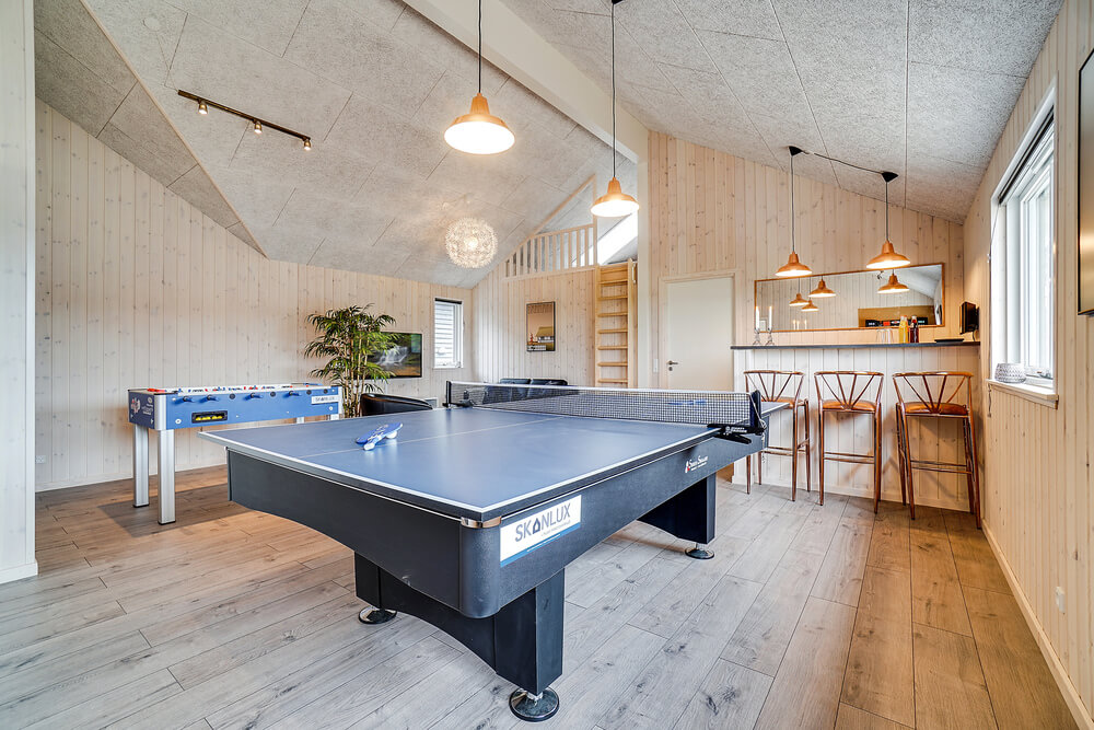 Dyst i sommerhusets aktivitetsrum, når I besøger luksushus nr. 426 i Nordsjælland.