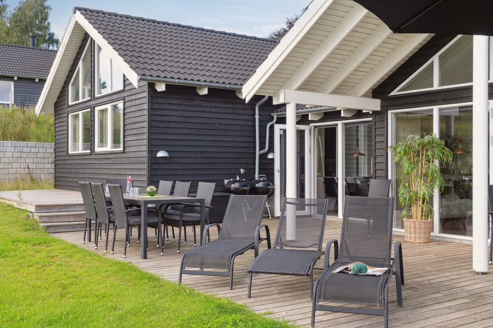 På terrassen i sommerhus nr. 426 er der plads til 16 personer.