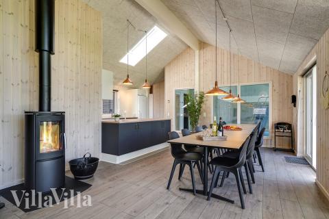 Opholdsrum med plads til 16 i luksushus nr. 717.