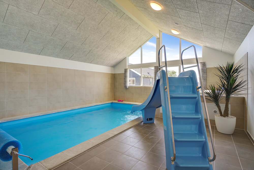 Sommerhus 717 er indrettet med en lækker poolafdeling med vandrutsjebane, dejlig stor indbygget spabad og sauna