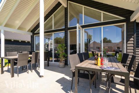 Luksushus nr. 717 har en dejlig terrasse med gode havemøbler til 16 personer.