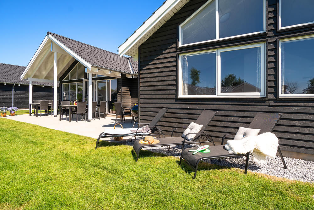 På terrassen i sommerhus nr. 717 er der plads til 16 personer.