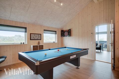 Luksushus 723 til 10 personer byder på et stort aktivitetsrum med bl.a. billard og dart
