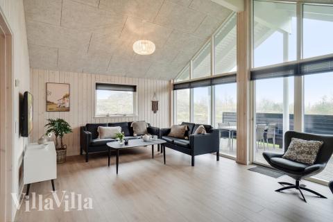 Det store lyse opholdrum i luksushus nr. 723 til 10.