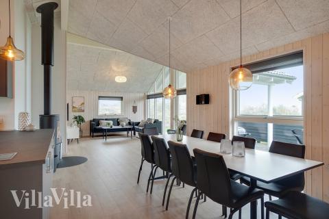 I kan sagtens side 10 personer sammen i sommerhusets opholdsrum, når I besøger luksushus 723 i Tyskland.