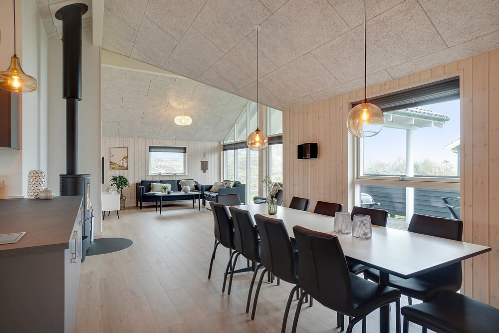 I kan sagtens side 10 personer sammen i sommerhusets opholdsrum, når I besøger luksushus 723 i Tyskland.