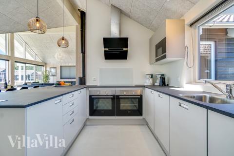 Køkkenet i luksushus nr. 716 er udstyrret, så I let kan lave mad til 16 personer.