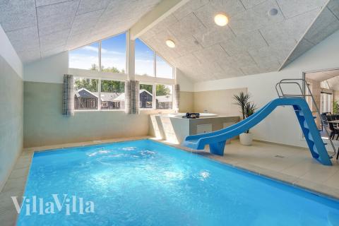 Sommerhus 716 er indrettet med en lækker poolafdeling med vandrutsjebane, dejlig stor indbygget spabad og sauna