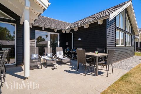 Luksushus nr. 716 har en dejlig terrasse med gode havemøbler til 16 personer.