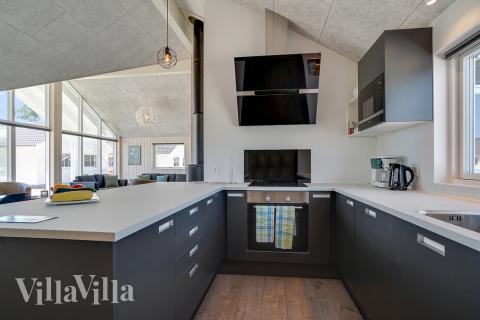 Køkkenet i luksushus nr. 722 er udstyrret, så I let kan lave mad til 10 personer.