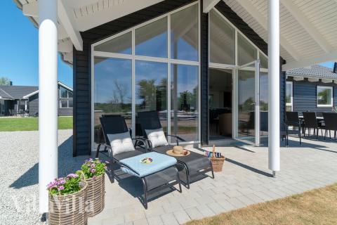Luksushus nr. 722 har en dejlig terrasse med gode havemøbler til 10 personer.
