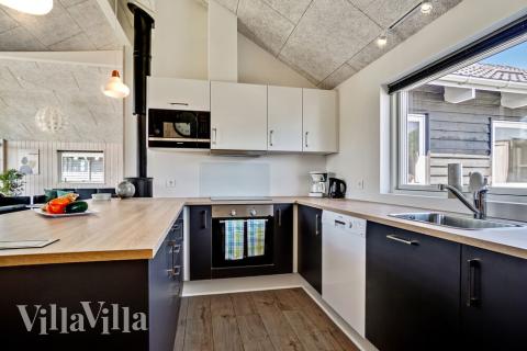 Køkkenet i luksushus nr. 718 er udstyrret, så I let kan lave mad til 12 personer.