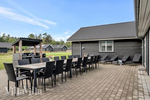 På terrassen i sommerhus nr. 438 er der plads til 30 personer.