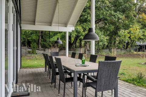 Luksushus nr. 438 har en dejlig terrasse med gode havemøbler til 30 personer.