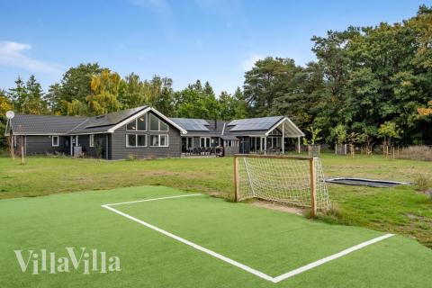 I det attraktive aktivitesrum i luksushus nr. 438 i Nordsjælland  er der masser af udendørs aktiviteter, f.eks. legetårn og gynge