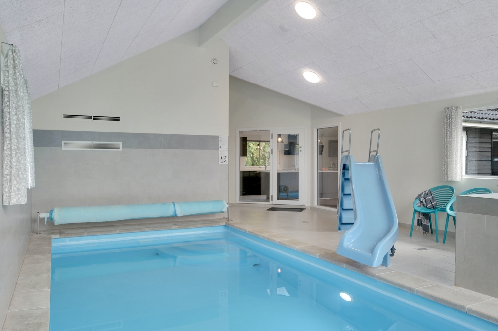 Sommerhus 438 er indrettet med en lækker poolafdeling med vandrutsjebane, dejlig stor indbygget spabad og sauna