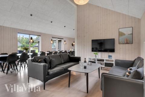 Sofaen i luksushus 438 i Nordsjælland indbyder til brætspil eller at se en film sammen.