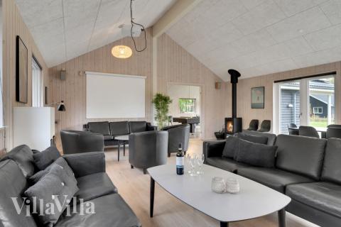 Sofahjørnet i luksushus 438 i Nordsjælland.