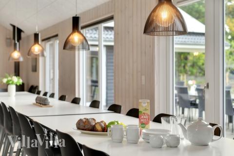 Det store lyse opholdrum i luksushus nr. 438 til 30.