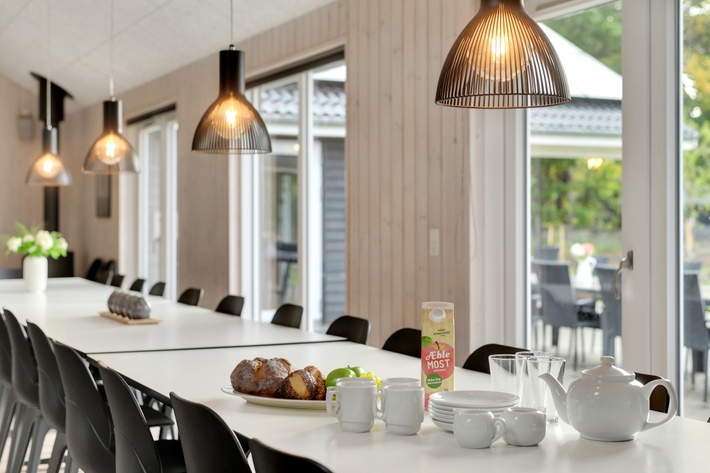 Det store lyse opholdrum i luksushus nr. 438 til 30.
