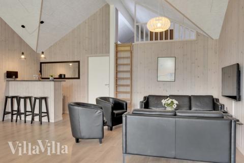 Der er mulighed for hygge i sommerhusets sofaarrangement, når I besøger luksushus nr. 438