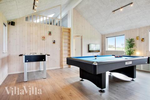 Luksushus 424 til 14 personer byder på et stort aktivitetsrum med bl.a. billard og dart