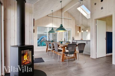 I kan sagtens side 14 personer sammen i sommerhusets opholdsrum, når I besøger luksushus 424 i Fyn og øer.