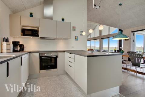 Køkkenet i luksushus nr. 424 er udstyrret, så I let kan lave mad til 14 personer.