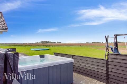 Nyd en grillaften på terrassen i luksushus nr. 424 i Fyn og øer