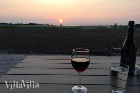 På terrassen i sommerhus nr. 424 er der plads til 14 personer.