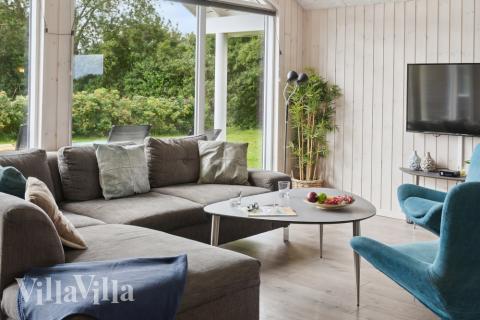 Sofaen i luksushus 427 i Lolland/Falster/Møn indbyder til brætspil eller at se en film sammen.