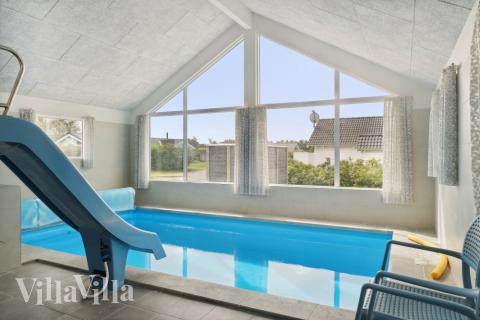 Sommerhus 427 er indrettet med en lækker poolafdeling med vandrutsjebane, dejlig stor indbygget spabad og sauna